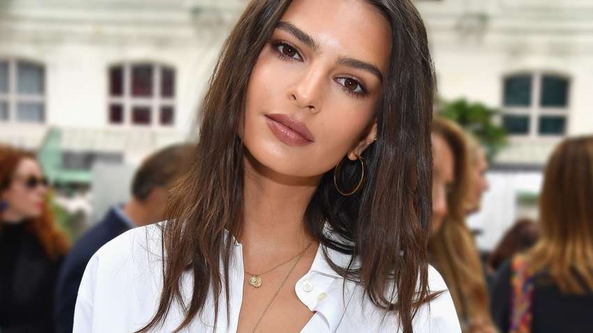 Відома супермодель презентувала сережки у формі сідниць