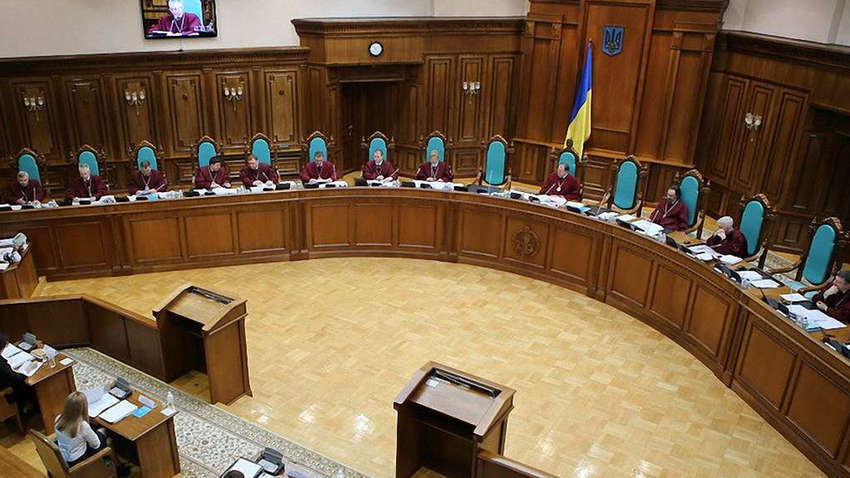 "Наконец-то": КСУ просят конкретизировать значение "достойных условий жизни", прописанных в Конституции 