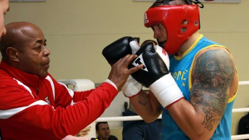 Бывший тренер Усика заявил, что у боксера больше не будет шансов на победу