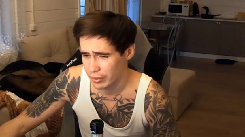 Российский блогер вел стрим, пока за спиной лежала мертвая беременная подруга  Российский блогер вел стрим, пока за спиной лежала мертвая беременная подруга