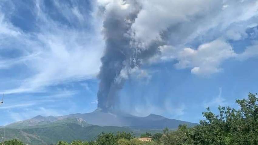На Сицилії вулкан Етна підняв 9-кілометровий стовп попелу