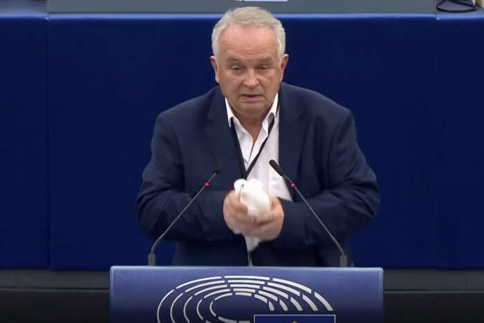 У Європарламенті депутат під час виступу випустив голуба та побажав миру Україні та Росії (ВІДЕО)