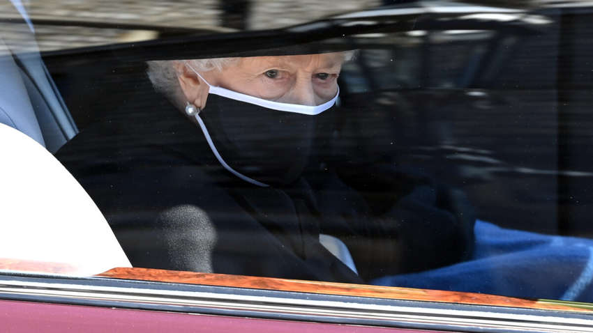 Королева Британии изменила многолетним традициям из-за траура по Филипу Королева Британии изменила многолетним традициям из-за траура по Филипу