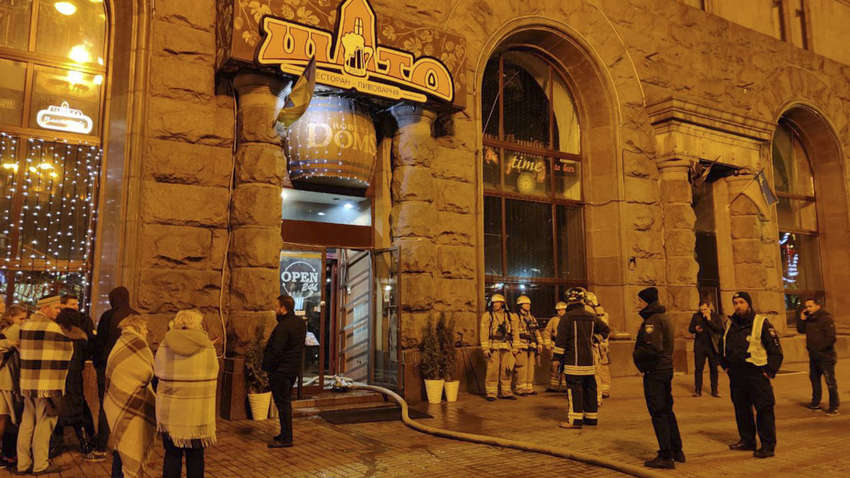 Людей виводили в пледах: у центрі Києва горів ресторан "Шато"