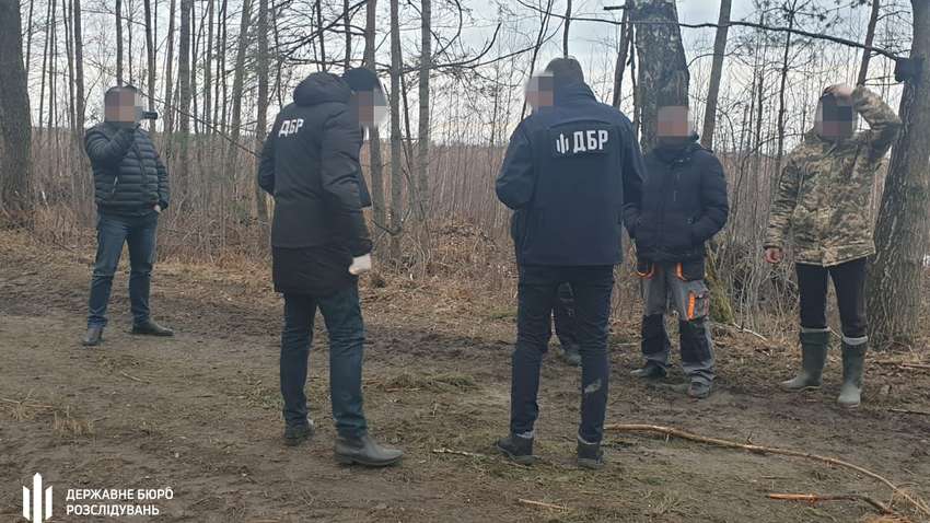 Сутичка між бурштинокопачами і сбушниками: на спецпризначенців напали з сокирами та бензопилами Сутичка між бурштинокопачами і сбушниками: на спецпризначенців напали з сокирами та бензопилами