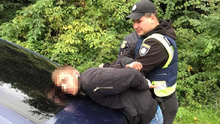 Погодилися допомогти, а потім пограбували: поліція Львівщини затримала молодиків