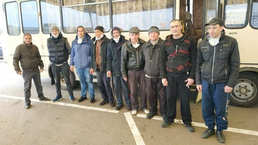 Видеофакт: первые кадры с освобожденными из плена «ДНР» украинцами