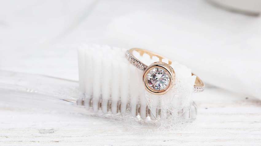 Як правильно чистити ювелірні прикраси