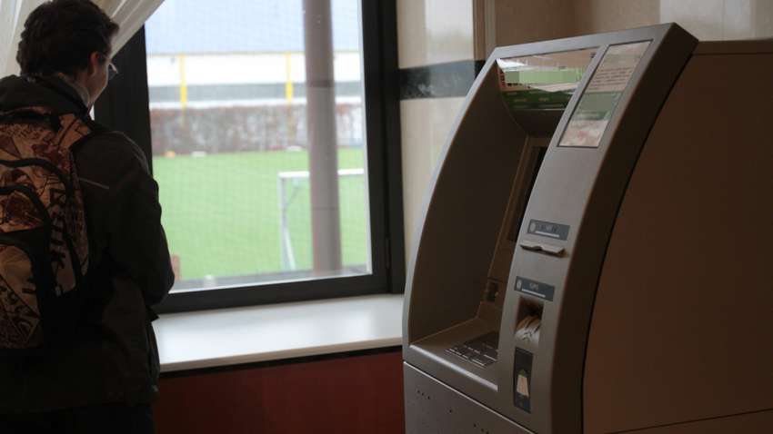 На сколько Кабмин предлагает увеличить минимальную зарплату украинцам в 2022 году