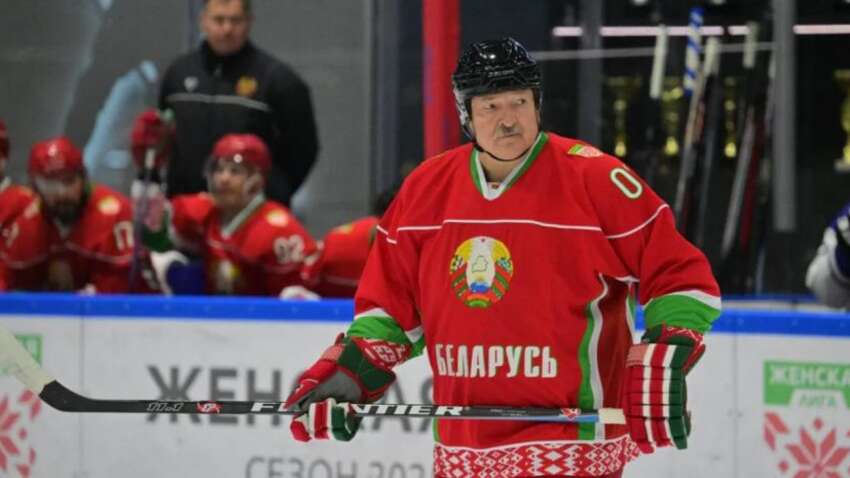Лукашенко прокомментировал свое падение во время хоккейного матча
