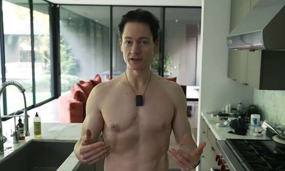 Біохакер-мультимільйонер розповів, чому його сеча стала синього кольору Біохакер-мультимільйонер розповів, чому його сеча стала синього кольору