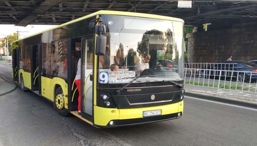 Автобус збив людину на пішохідному переході: покарання отримав пішохід