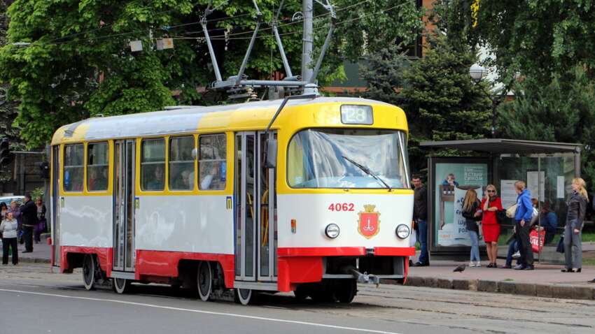 В Одессе мужчина устроил поединок с трамваем (ВИДЕО)