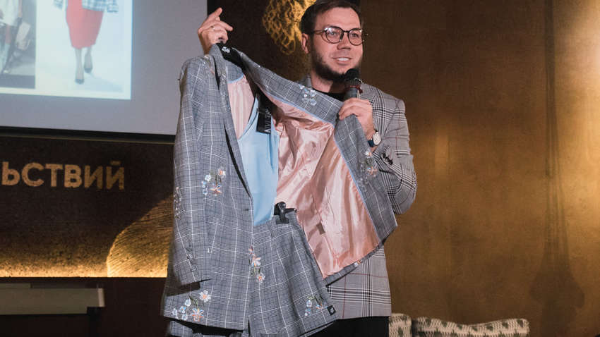 Как правильно носить "шотландку": модные советы от Андре Тана (видео)