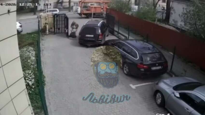 Во Львове авто ТЦК сбило женщину: пострадала — мать мобилизованного (ВИДЕО)