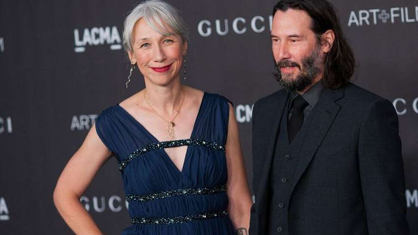 Возлюбленная Ривза объяснила, почему не красит седые волосы