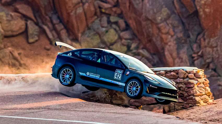 Электромобили Tesla Model 3 вылетели с трассы во время подъема на холм (ВИДЕО)