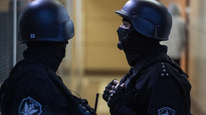 В Росії відбуваються масові обшуки у протестувальників та прихильників Навального ( Шокуючі відео) В Росії відбуваються масові обшуки у протестувальників та прихильників Навального ( Шокуючі відео)