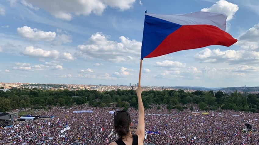 У Празі чверть мільйона осіб вийшли на вулиці вимагати відставки прем'єра, - ВІДЕО