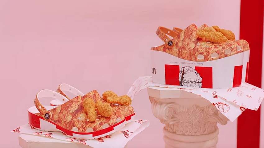 KFC и Crocs создали обувь с ароматом жареной курицы
