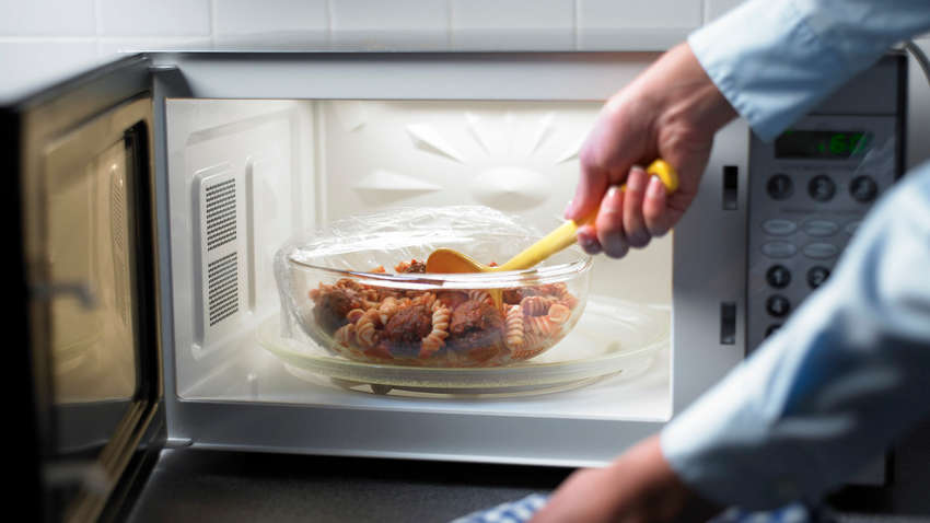 Які продукти не можна розігрівати в мікрохвильовій печі повторно