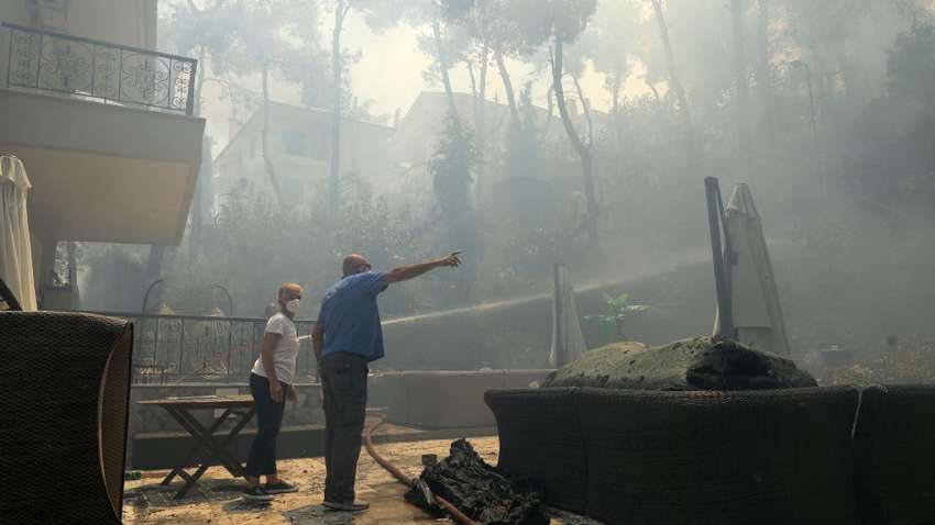 В Греции сильные лесные пожары приблизились к столице 