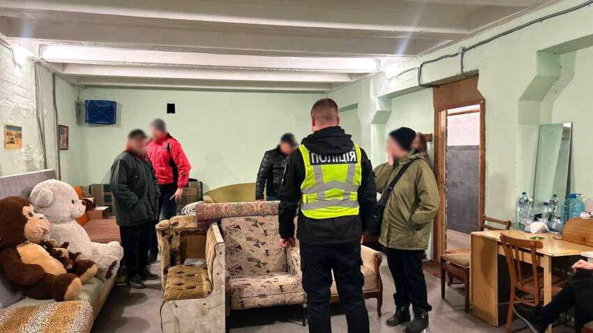 К женщине, которая не пустила мать с ребенком в укрытие, пришла полиция К женщине, которая не пустила мать с ребенком в укрытие, пришла полиция