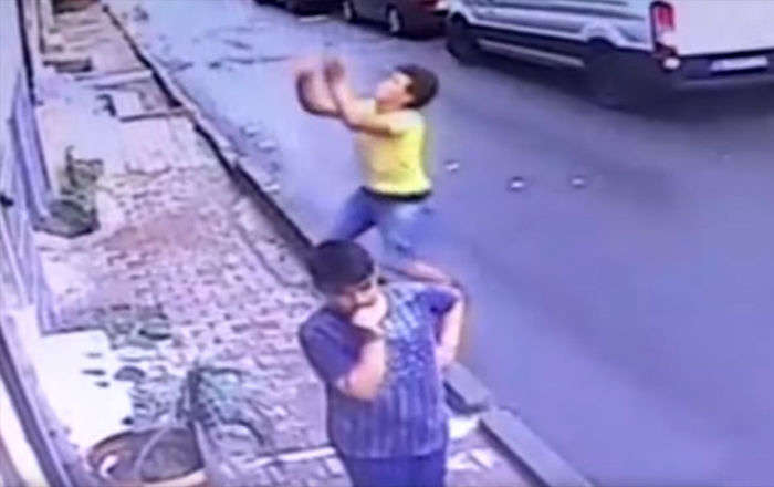 У Туреччині підліток зловив дівчинку, що випала з вікна 