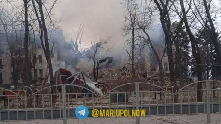 Российские оккупанты сбросили бомбу на драмтеатр в Мариуполе: там скрывались сотни мирных жителей