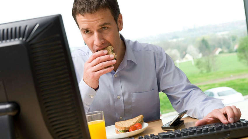 Названы пять ошибок в рационе питания офисных сотрудников