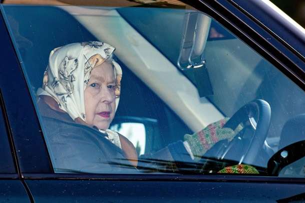 Єлизавета у свої 93 роки сіла за кермо 