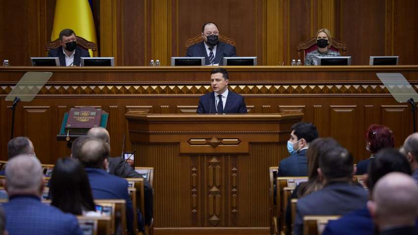 Падает рейтинг или поджимает паника: почему Зеленский решился на такое выступление в Раде