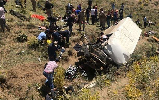 В Турции перевернулся автобус с нелегалами: 15 погибших