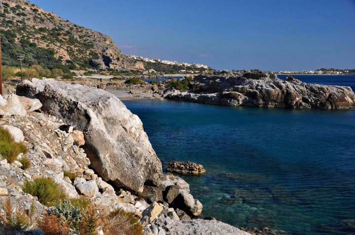 Жінка з порізами та синцями на обличчі та тілі опинилася сама на острові посеред моря