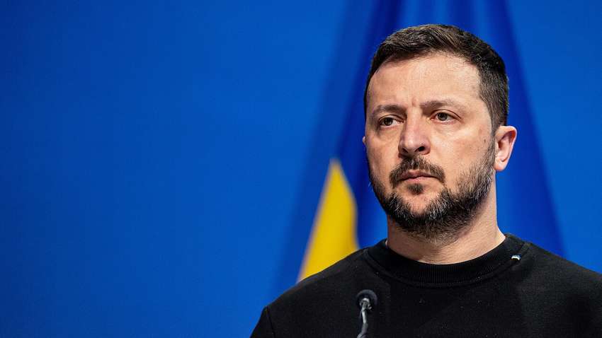  От Зеленского украинцы требуют не давать им тысячу гривен