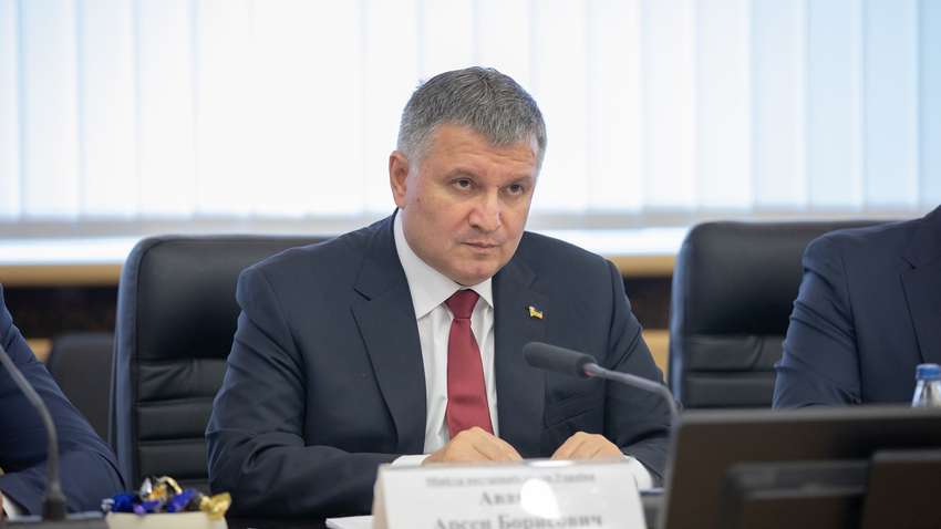 Легко не будет никому: эксперты рассказали о перспективах конфликта власти с Аваковым