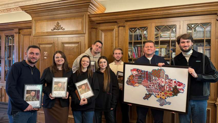 Известный хор «Гомин» встретился с Залужным в Лондоне: эксголовкому артисты привезли уникальный подарок Известный хор «Гомин» встретился с Залужным в Лондоне: эксголовкому артисты привезли уникальный подарок