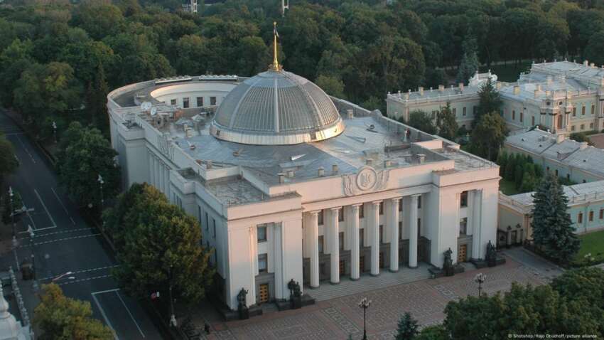 «Українці виїжджають із держави» – у Раді обурюються поведінкою президента «Українці виїжджають із держави» – у Раді обурюються поведінкою президента