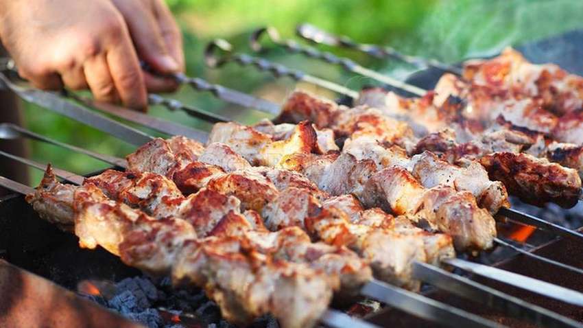 Где украинцы проведут майские праздники - результаты опроса