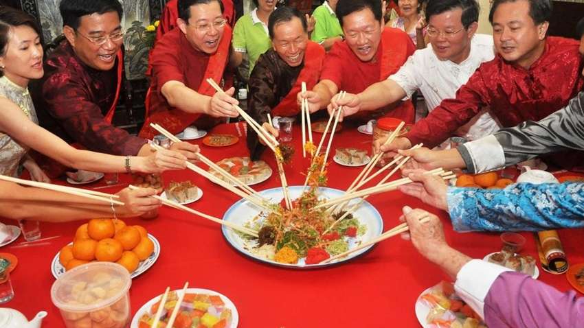 Перевірка на щедрість: в Китаї дівчина привела на перше побачення 23 родичів