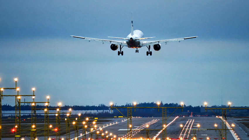 Шмыгаль дал ответ, готова ли власть частично открыть небо над Украиной