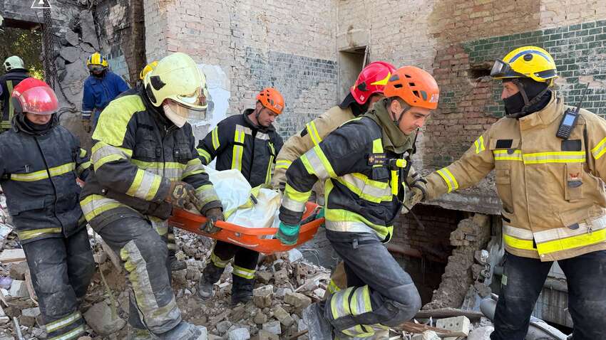 В Киеве всю ночь разбирали завалы: что известно о количестве погибших (ОБНОВЛЕНО)