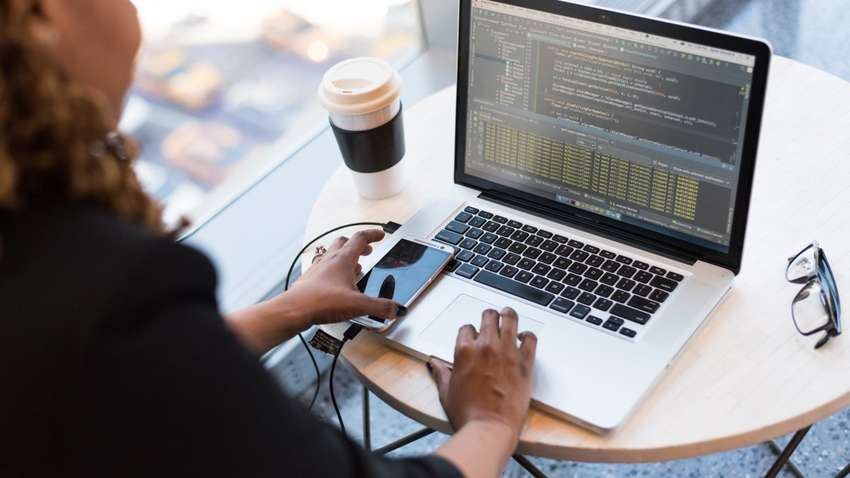 Інвестиції в ІТ-сектор: як українцям отримати престижну роботу від держави – про що йдеться