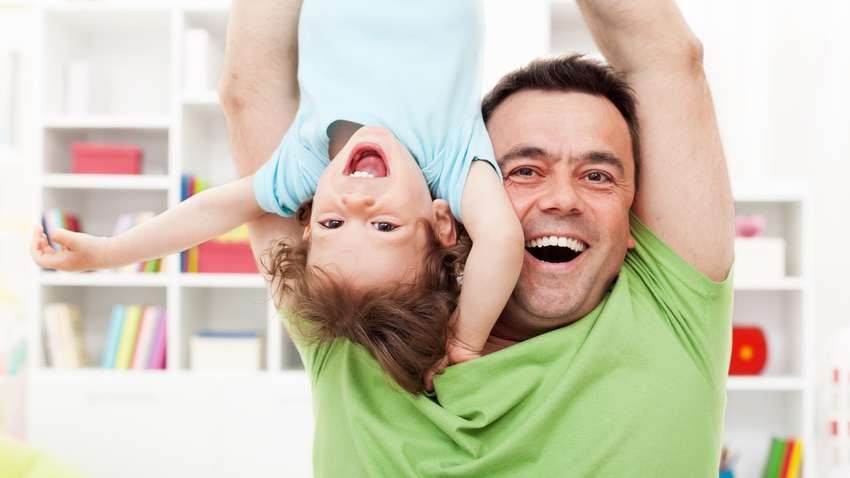 Поєднуємо віддалену роботу і спілкування з дітьми: поради молодим татусям