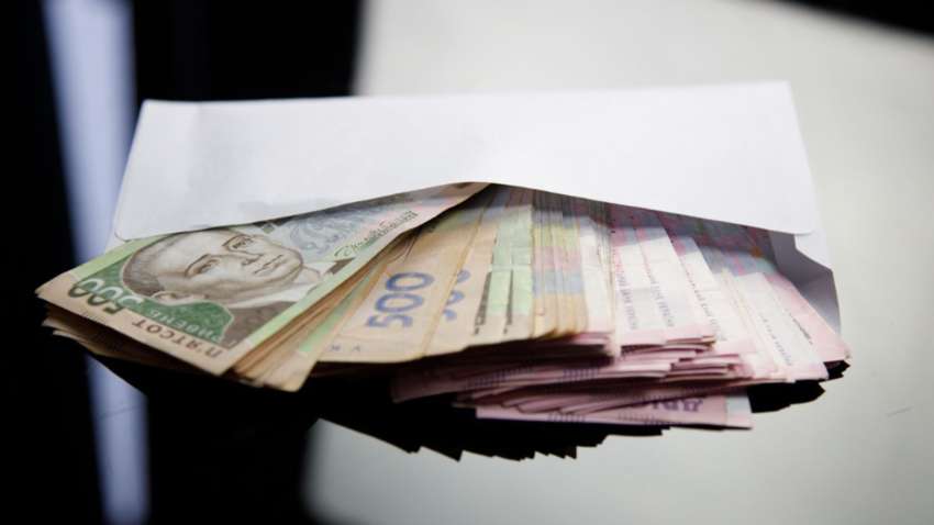 Трое украинских чиновников обвиняют в незаконных налоговых схемах