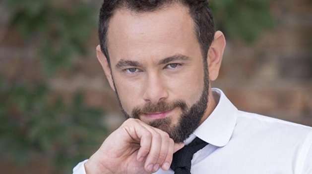 У Києві з'явилися скандальні борди про кандидата-журналіста