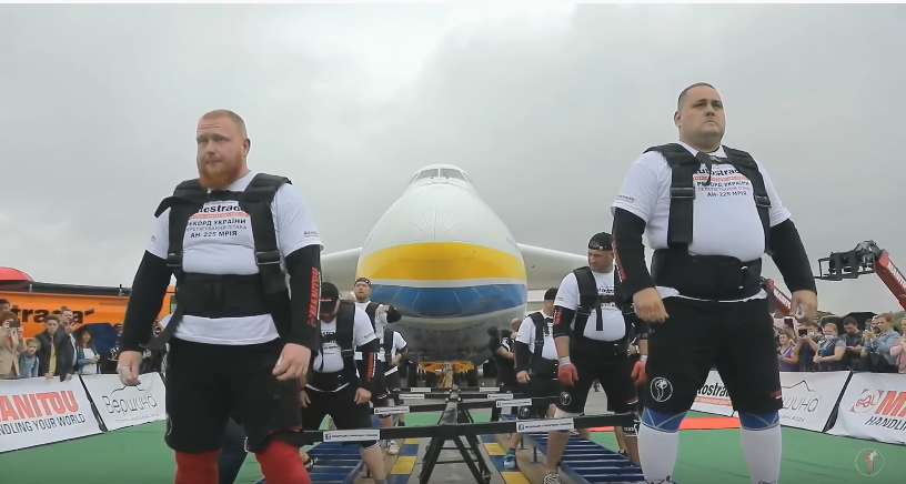 Українські стронгмени встановили новий світовий рекорд (ВІДЕО) Українські стронгмени встановили новий світовий рекорд (ВІДЕО)