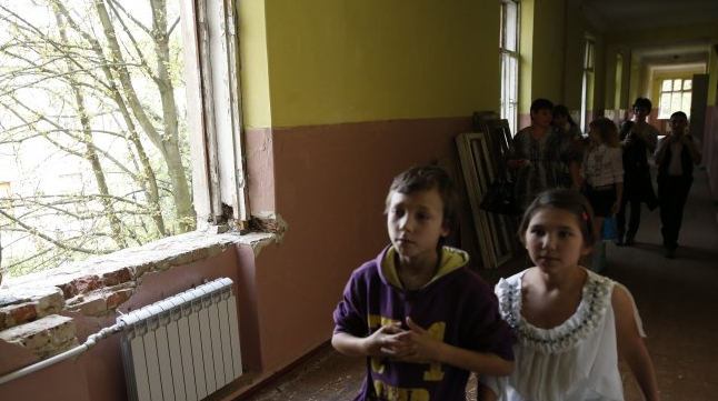 На Донбассе из-за обстрелов школы детей эвакуировали в бомбоубежище 