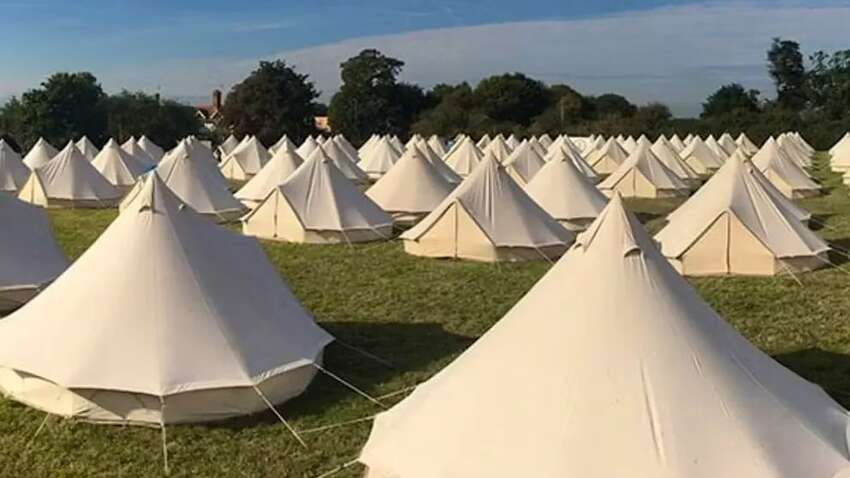 Свінгер-фестиваль біля британського села зводить його мешканців з розуму