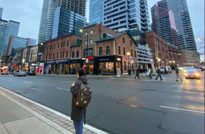 Как живут, сколько зарабатывают и почему возвращаются домой украинцы из Канады